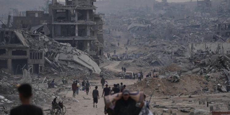 Los palestinos regresan a las ruinas de Gaza mientras Trump espera reunirse con los rehenes