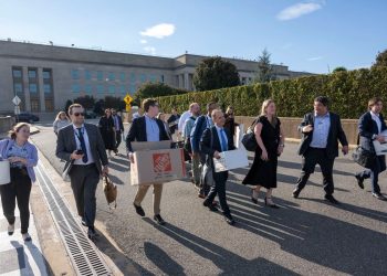 El cuerpo de prensa del Pentágono entrega sus insignias y se retira por la política de medios de Pete Hegseth