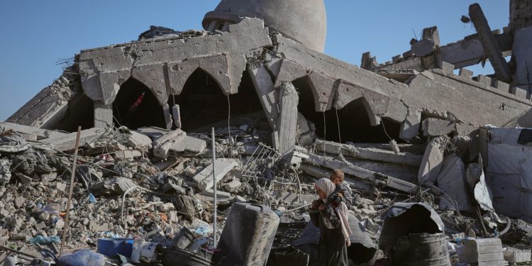 Bombas israelíes sin detonar amenazan vidas mientras Gaza limpia escombros y encuentra cadáveres | Conflicto Israel-Palestina Noticias