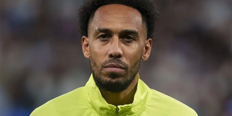 Aubameyang anota cuatro para ayudar a Gabón pero es expulsado