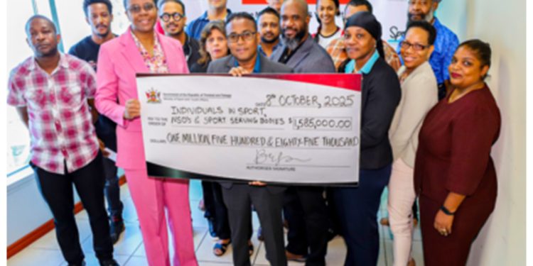 El Ministerio de Deportes dona TT$ 1,5 millones a atletas y organizaciones deportivas