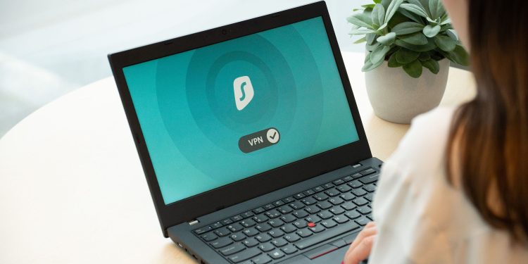 Surfshark actualiza su red con servidores de 100 Gbps, los primeros en la industria