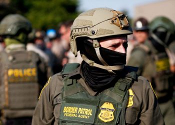 El DHS quiere una flota de camiones de vigilancia impulsados ​​por IA