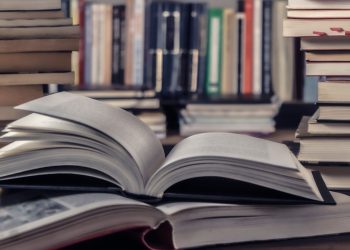 Los científicos corren contra el tiempo para rescatar a miles de horas de conferencias innovadoras atrapadas en cintas analógicas desmoronadas desde la década de 1970