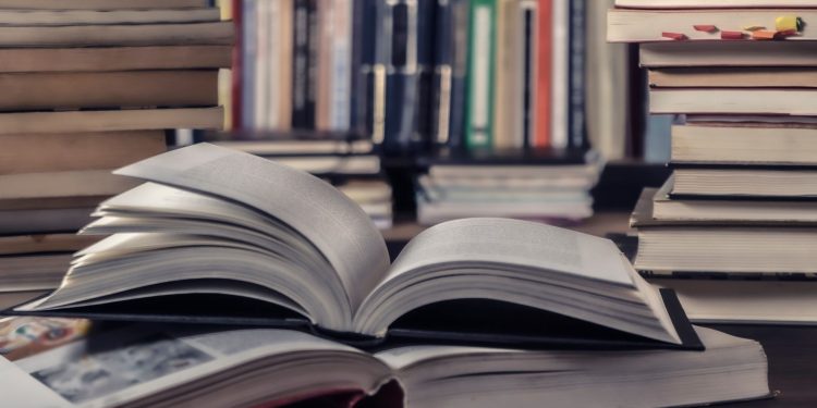 Los científicos corren contra el tiempo para rescatar a miles de horas de conferencias innovadoras atrapadas en cintas analógicas desmoronadas desde la década de 1970