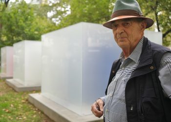 Madison Square Park brilla con los cubos de vidrio de Larry Bell