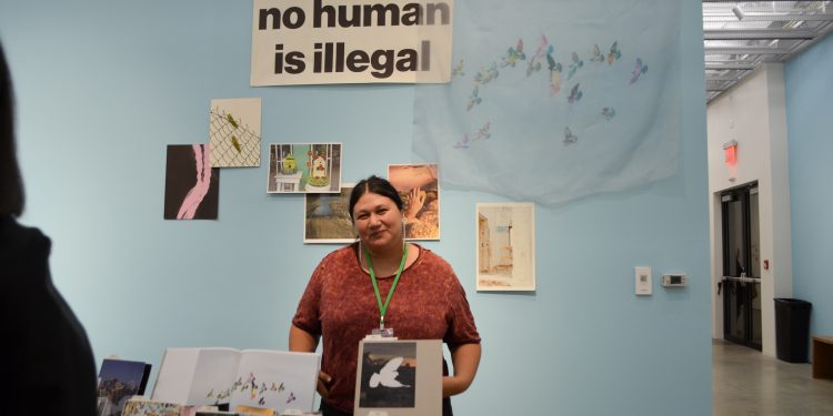 Las imágenes de inmigrantes y de protesta brillan en el Festel de Photobook de Nueva York