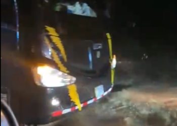 Cruz Roja rescata A DOS PERSONAS ATRAPADAS TRAS DESBORDAMIENTO DE Río en Puntarenas; Más de 60 VEHÍCULOS AISLADOS