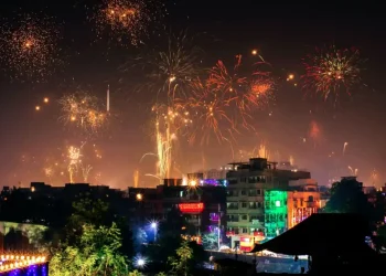 El viaje festivo se convierte en un conductor cultural mientras los indios cambian las celebraciones de la casa para viajar