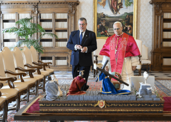 Bernardo Arévalo se reúne con el papa para tratar diversos asuntos y lo invita a visitar Guatemala
