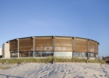 Instalación de Apoyo a la Playa Sétimo Año de Praia / Lousinha Arquitectos