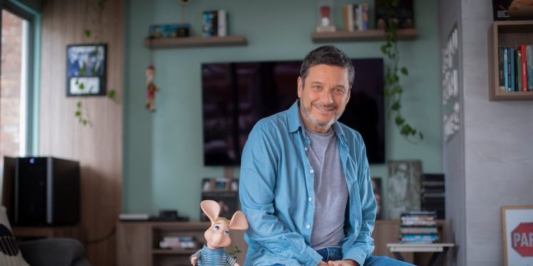 Lucho Cáceres: “Ser modelo de Gisela Valcárcel era lo más cercano a ser un chico reality”: Lucho Cáceres rememora sus inicios en la TV y nos abre las puertas de su casa y de su historia | LUCES