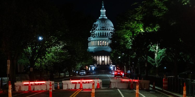 El gobierno de los Estados Unidos se cierra después de que Trump, los republicanos y los demócratas no lleguen a un acuerdo de financiación: actualizaciones en vivo