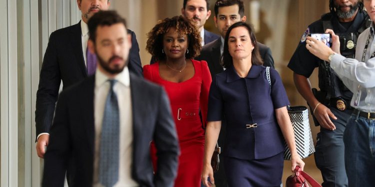 '¡Eso es una locura!' Exsecretaria de prensa lucha por responder por qué Biden llamó a Harris para quejarse antes de su debate con Trump