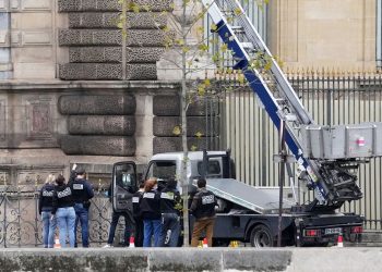 Por qué un montacargas alemán se ha convertido en la estrella viral del atraco al Louvre