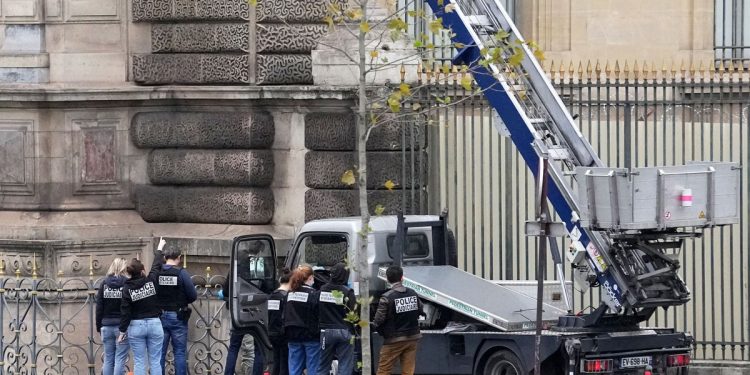 Por qué un montacargas alemán se ha convertido en la estrella viral del atraco al Louvre