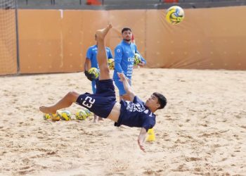 Fútbol playa: Práctica de chilena – Polideportivo