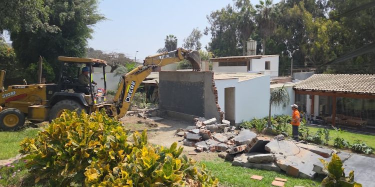 Surco Inicia RECUPERACIÓN DE ESPACIOS PUBLICOS EN LOS ÁRAMOS: VECINOS DIVIDIDOS ENTRE RESPALDO Y QUEJAS POR DEMólicos | Lima