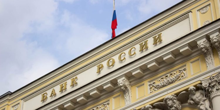 El banco central de Rusia intenta apuntalar la economía en crisis con un recorte de tipos – POLITICO