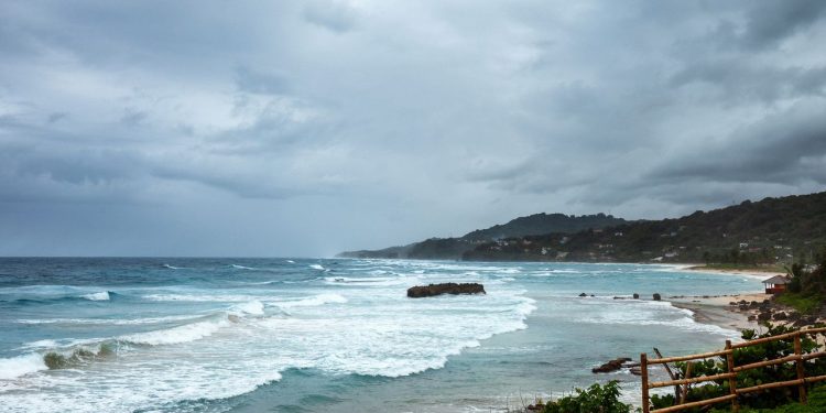 Cómo el huracán Melissa está afectando a los viajeros y a las comunidades locales