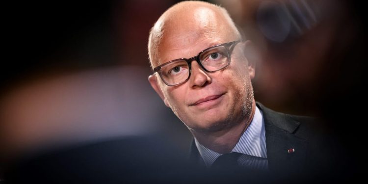 Macron debería renunciar, dice su ex primer ministro: Político