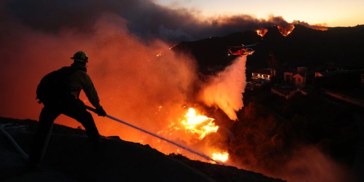 Arresto realizado por el fuego de Palisades que mató a 12 personas y destruyó 6.800 edificios en Los Ángeles