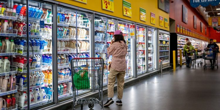 Tres cuartas partes de los estadounidenses dicen que los precios diarios están aumentando, a pesar de que Trump dice que la inflación ha terminado