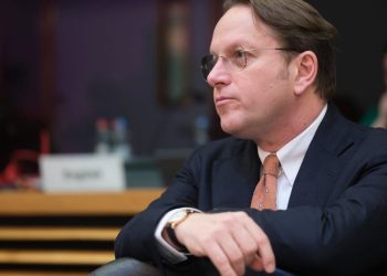 Várhelyi 'no está al tanto' de los supuestos intentos de Hungría de reclutar espías en Bruselas – POLITICO