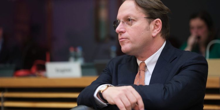 Várhelyi 'no está al tanto' de los supuestos intentos de Hungría de reclutar espías en Bruselas – POLITICO