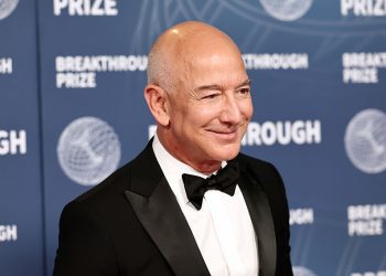 Bezos predice que millones vivirán en el espacio pronto