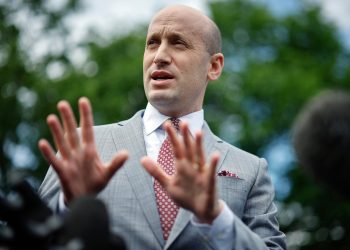 Stephen Miller realiza llamadas secretas con diplomáticos todos los días para impulsar la agenda de inmigración de Trump en todo el mundo: informe