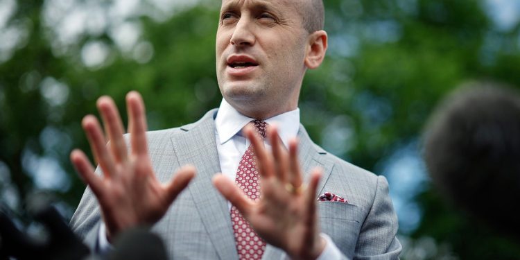 Stephen Miller realiza llamadas secretas con diplomáticos todos los días para impulsar la agenda de inmigración de Trump en todo el mundo: informe