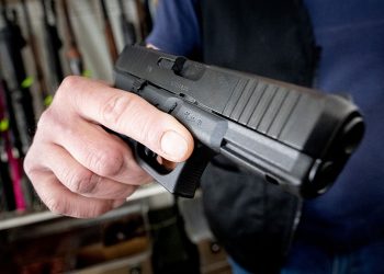 ¿Pueden los fumadores de marihuana poseer legalmente armas en Estados Unidos? Lo que hay que saber mientras la Corte Suprema se dispone a deliberar