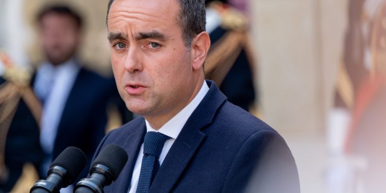 El caos como primer ministro francés renuncia solo semanas después