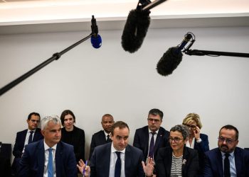 La oposición enojada amenaza al primer ministro francés por planes de presupuesto borrosa a medida que avanzan los ataques – Político