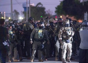 Niños atrapados en la incursión de hielo de 'estilo militar' en Chicago