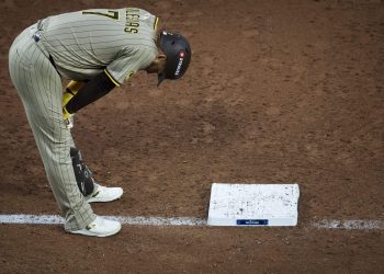 José Iglesias y Xander Bogaerts de los Padres sancionados por interacción con el árbitro después de la pérdida del comodín