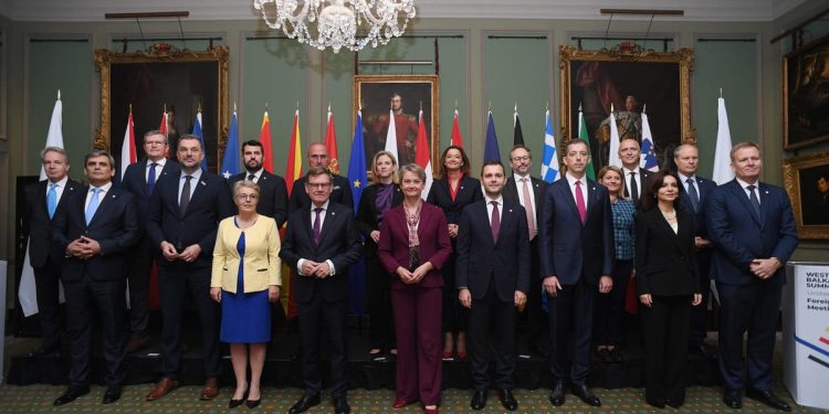 Por qué la migración se está apoderando del Ministerio de Asuntos Exteriores del Reino Unido – POLITICO