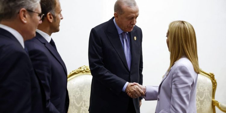 Erdogan quiere que Meloni deje de fumar, pero Macron cree que es una causa perdida – POLITICO