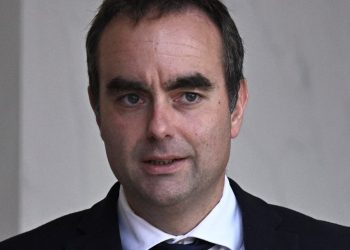 Francia rebajada por S&P debido a que la incertidumbre presupuestaria «sigue siendo elevada» – POLITICO