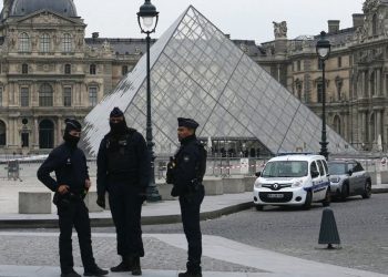 Francia realiza arrestos por robo de joyas del Louvre – POLITICO