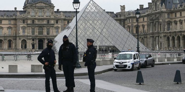 Francia realiza arrestos por robo de joyas del Louvre – POLITICO