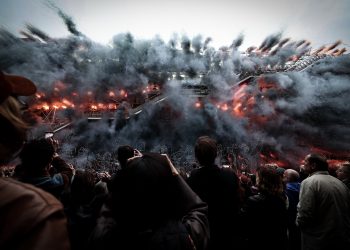 Activistas protestan contra el espectáculo de fuegos artificiales en el Centro Pompidou