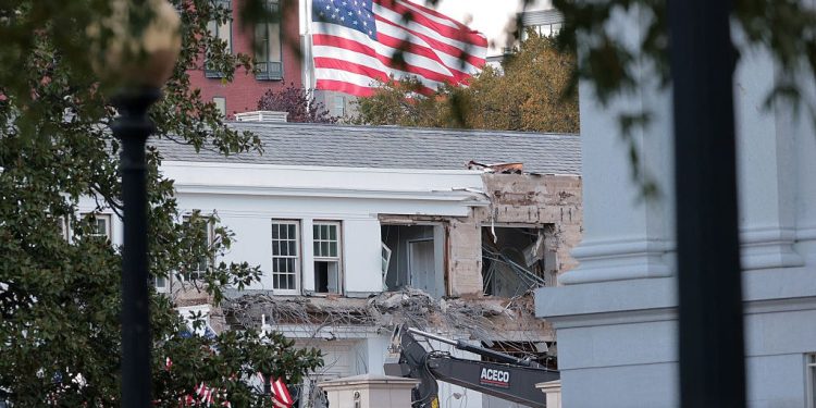 Parte de la Casa Blanca es demolida en construcción del salón de baile Trump