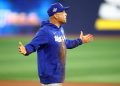 El manager de los Dodgers, Dave Roberts, se borra en las bases mientras intenta mostrar la velocidad de octubre
