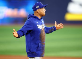 El manager de los Dodgers, Dave Roberts, se borra en las bases mientras intenta mostrar la velocidad de octubre