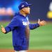 El manager de los Dodgers, Dave Roberts, se borra en las bases mientras intenta mostrar la velocidad de octubre
