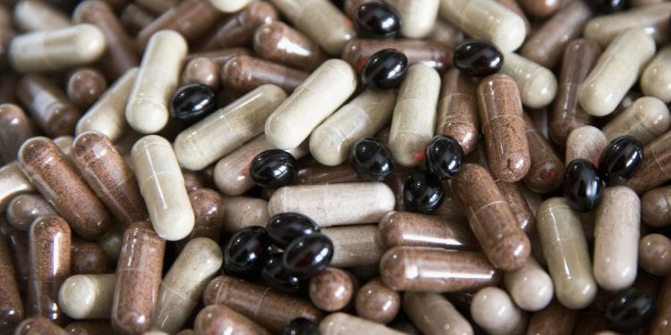 Un hombre toma una curandera para el dolor a base de hierbas, casi muere y pasa meses en el hospital