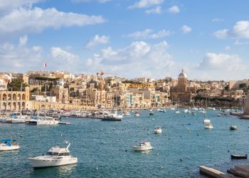 Dónde comer, alojarse y jugar en La Valeta, la excéntrica capital de Malta