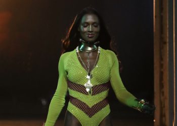 Jodie Turner-Smith camina por la pasarela y encarna el afrofuturismo en Vogue World 2025: Hollywood